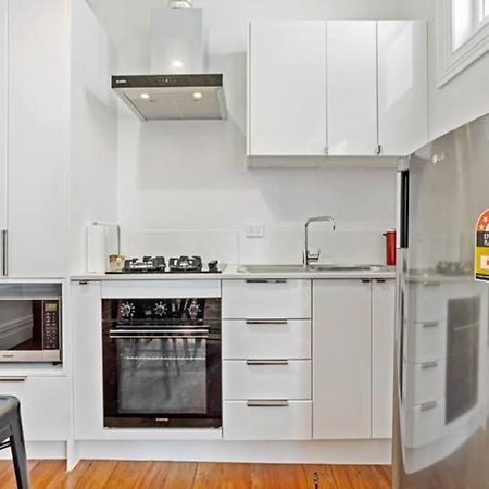 Cheerful 1 Bedroom Home With Free Parking Оукланд Екстериор снимка
