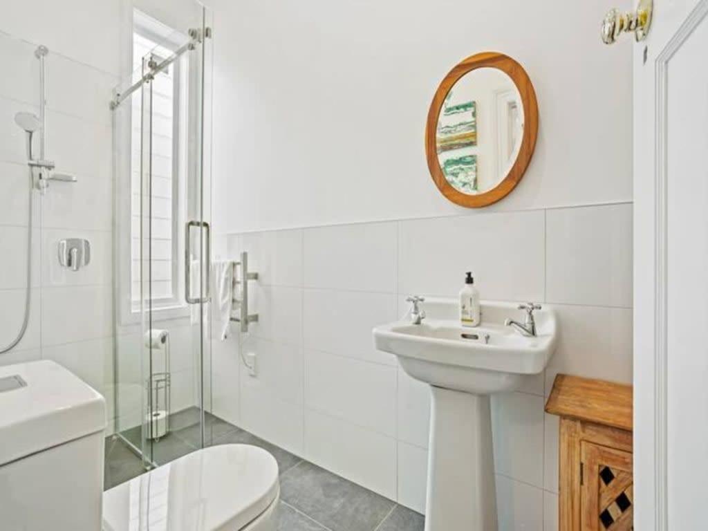 Cheerful 1 Bedroom Home With Free Parking Оукланд Екстериор снимка